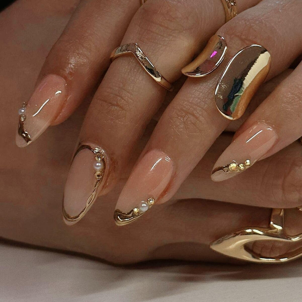 Detalle de la línea dorada Frances en las uñas CTTHNBD.