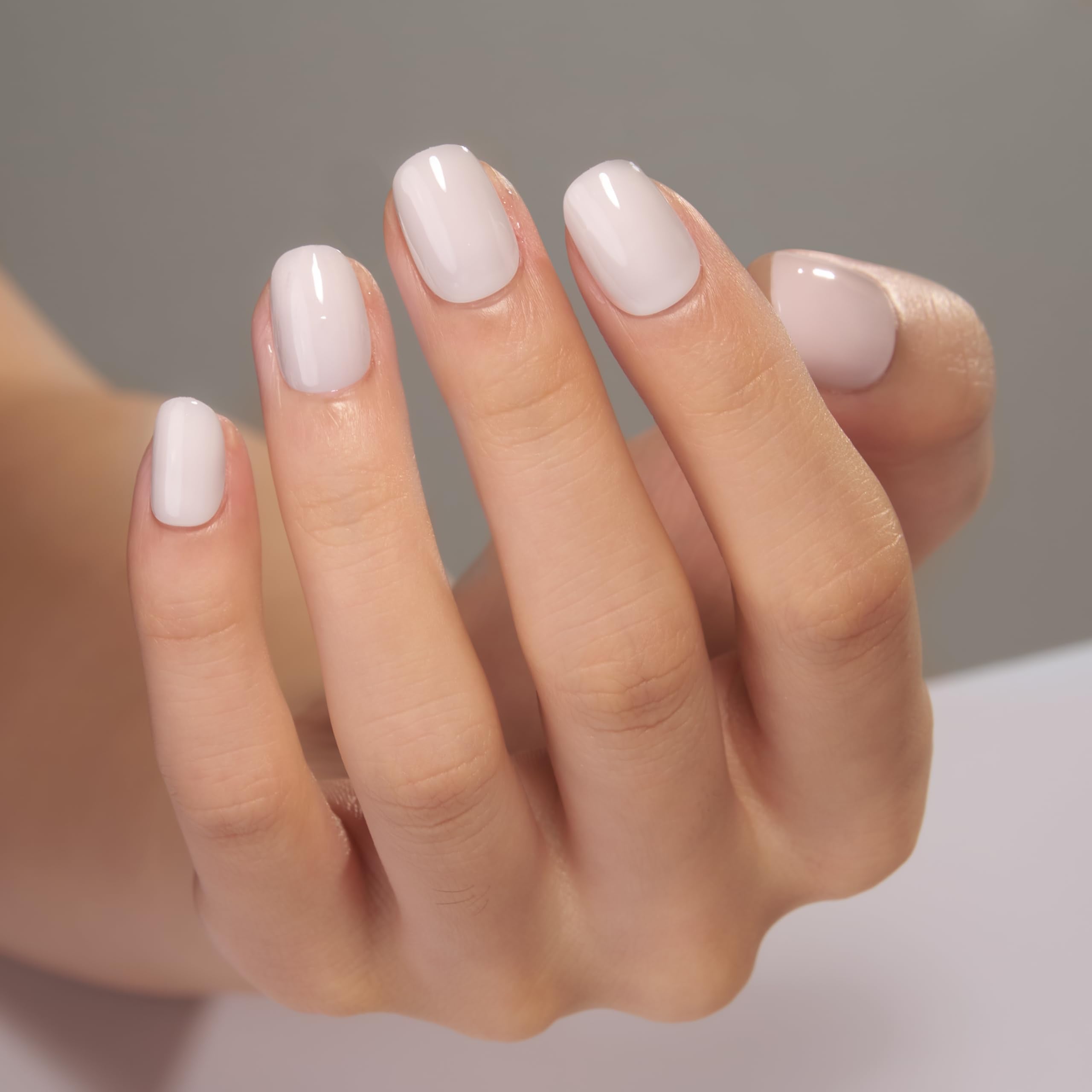 Acabado nude brillante en uñas CurvLife para estilo natural