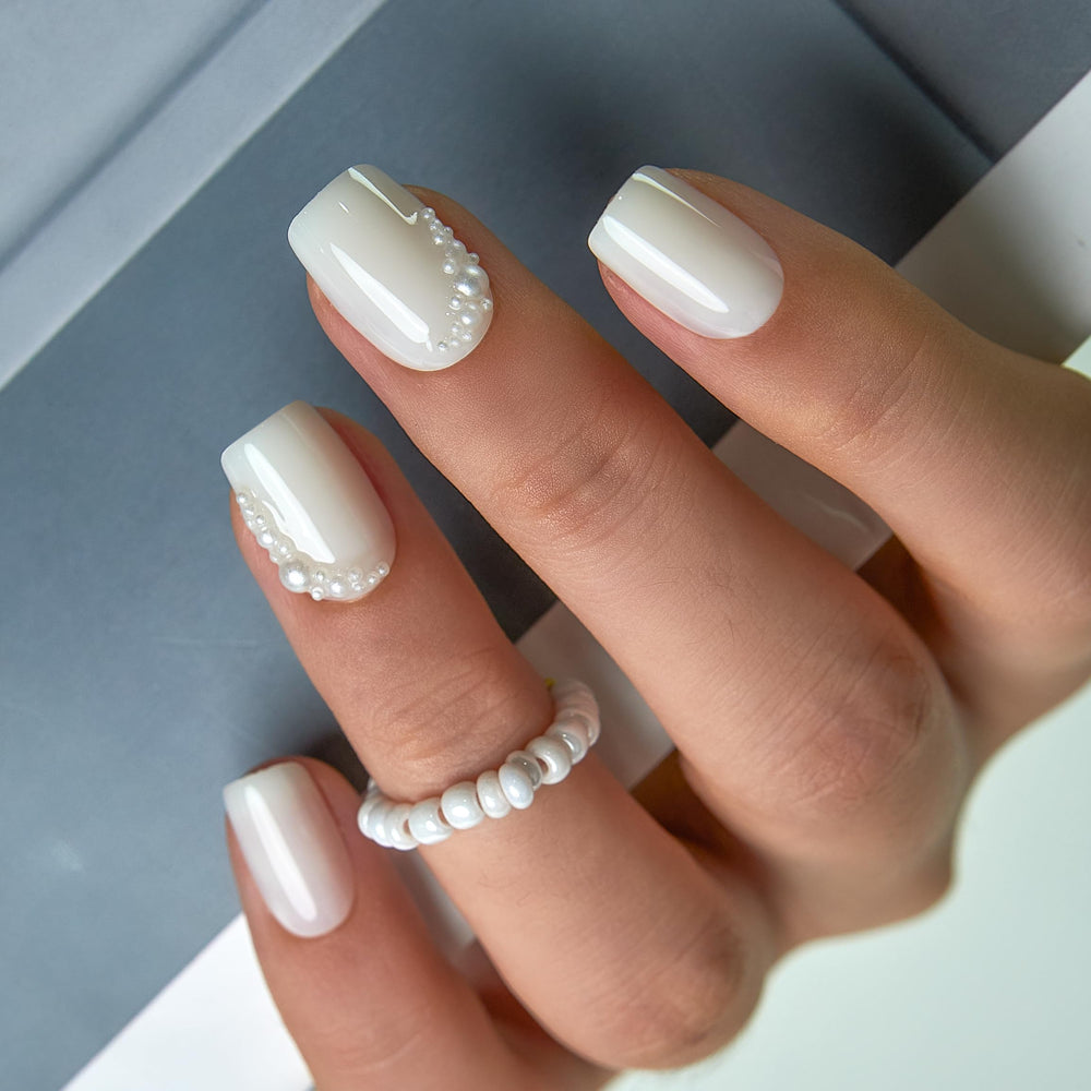 Curvlife uñas pegadas cortas cuadradas blancas con perlas para un look elegante.