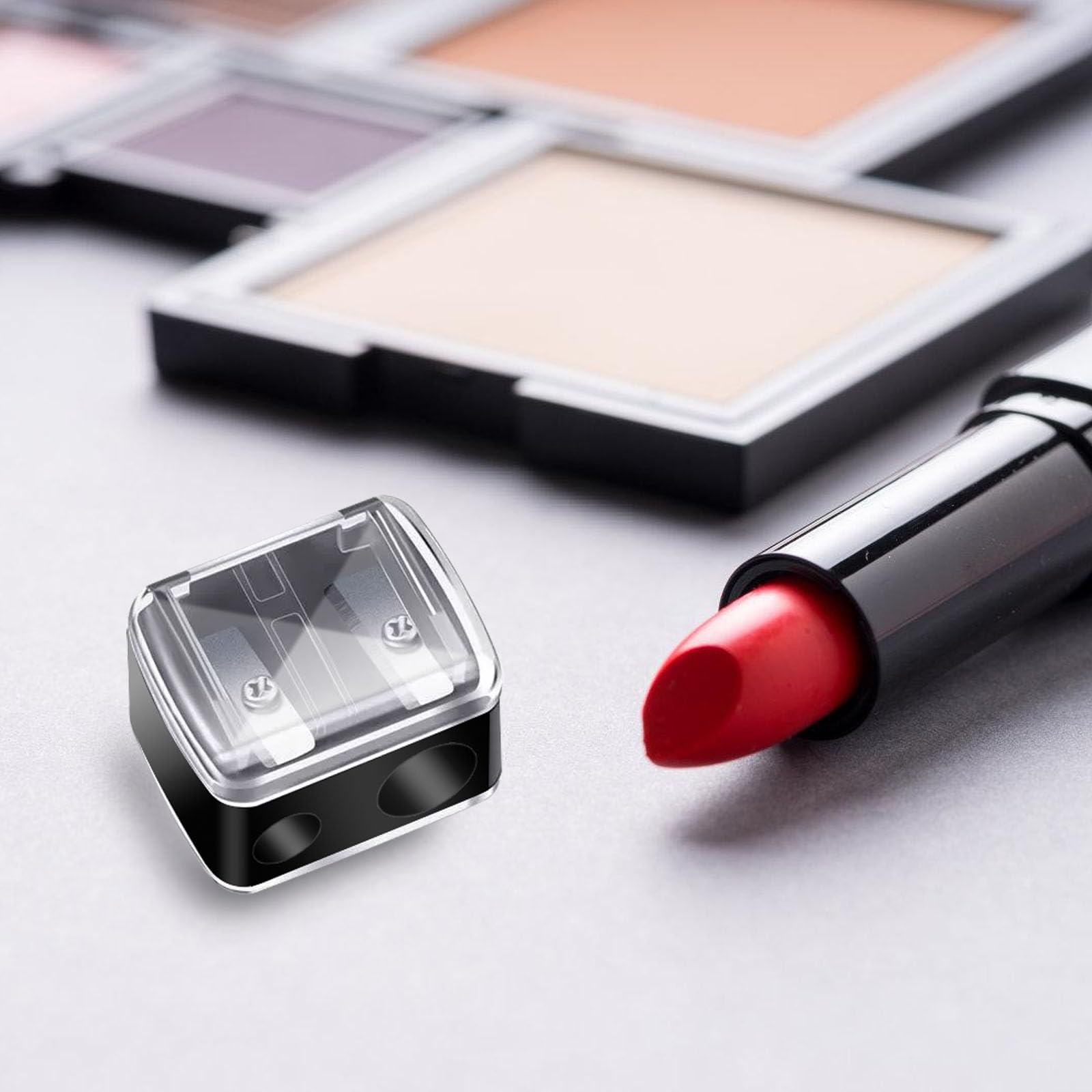 Uso versátil de CUTEABC para maquillaje y arte, ideal para artistas.