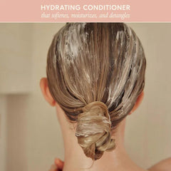 DAE Signature Conditioner ayuda a controlar el frizz para un peinado más definido.