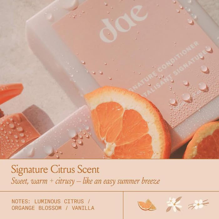 DAE Signature Conditioner con extracto de flor falsa promueve brillo y salud del cabello.