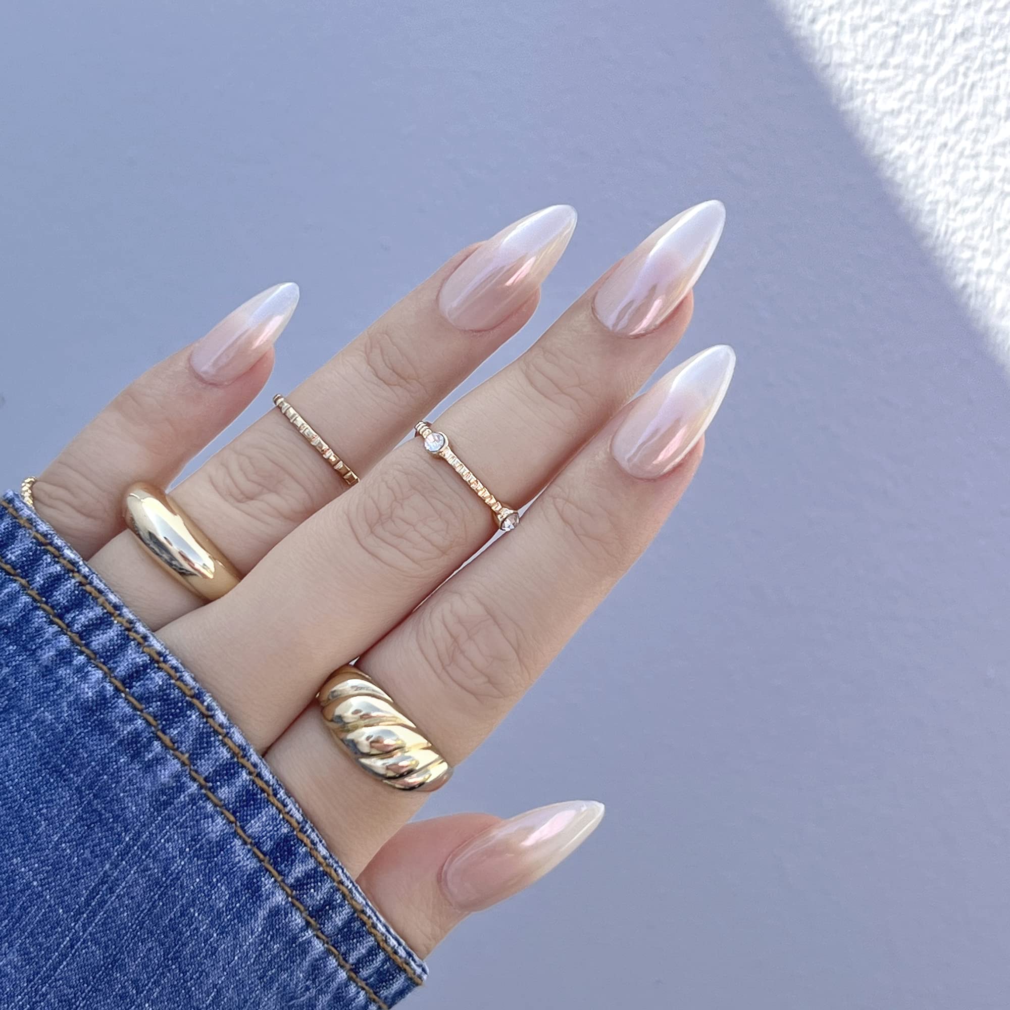 Daily Charme Magic White Nail Chrome Powder: aplicación con esponja para brillo suave y duradero.