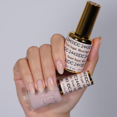 Daisy DND DC gel y lacas a juego, botellas visibles para conjunto coordinado.