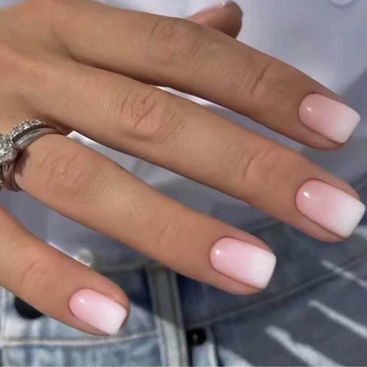 DANMANR: uñas postizas cuadradas en blanco y rosa para un acabado elegante y duradero.