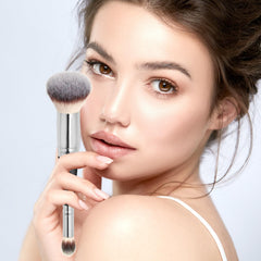 Daubigny brocha corrector aplica y difumina imperfecciones con precisión.