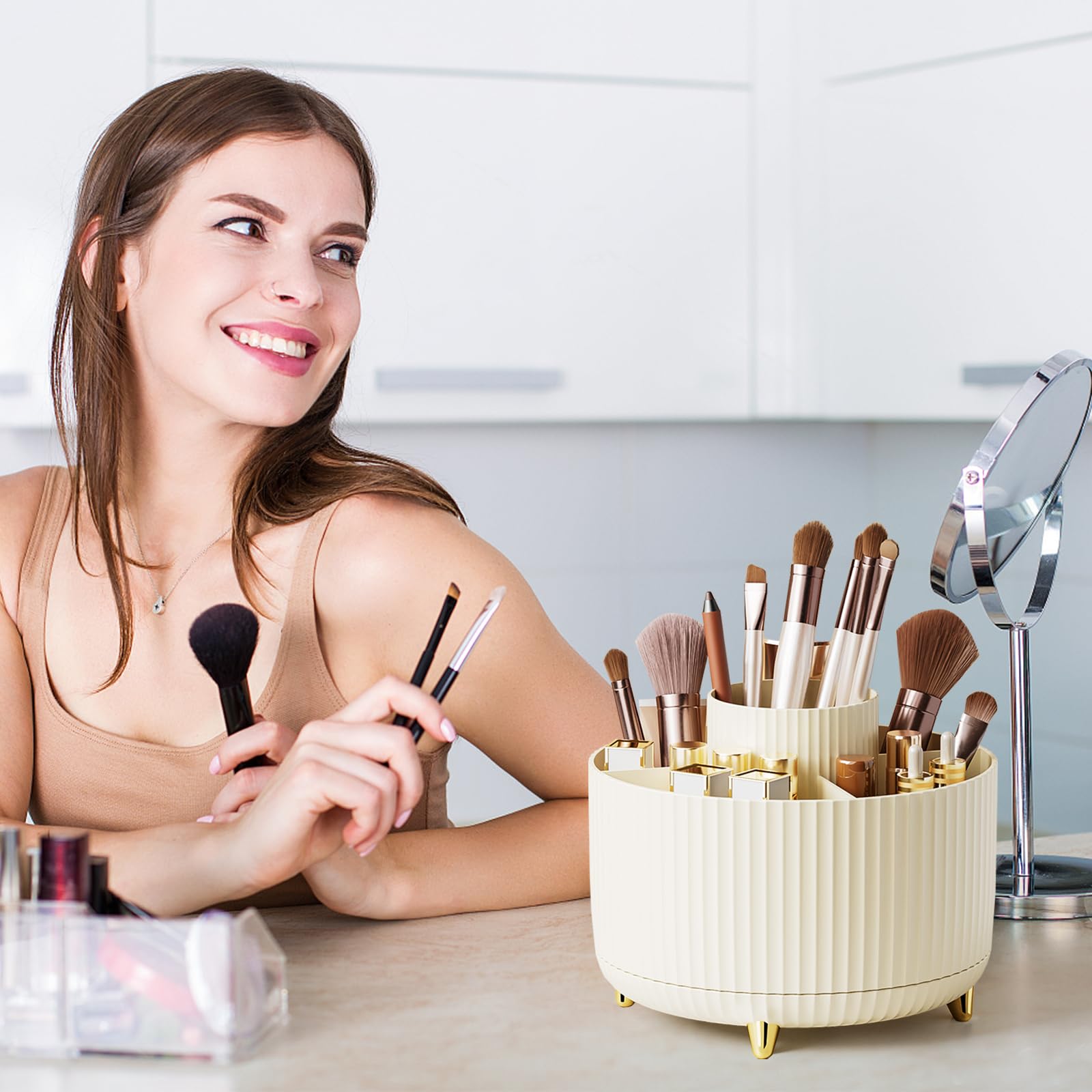 Diesisa organizador de escritorio crema para cosméticos y pinceles.