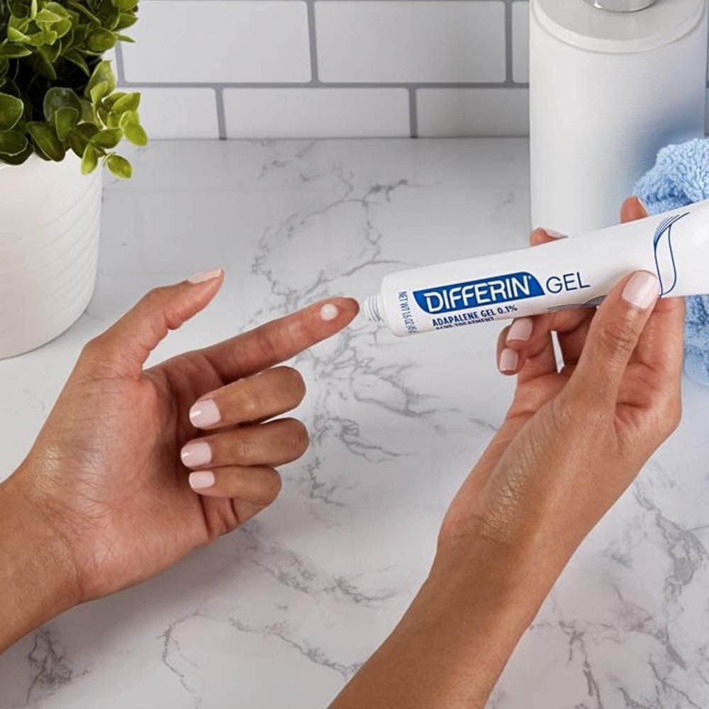 Differin Gel, textura cremosa al tacto para aplicar.