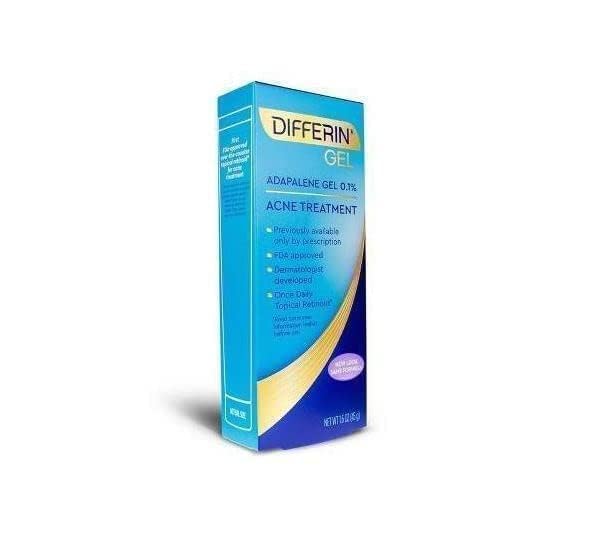 Usuario aplicando Differin Gel en el baño durante la rutina.