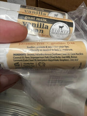 Textura cremosa del bálsamo labial Dionis para labios suaves