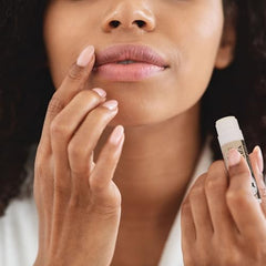 Bálsamo labial Dionis textura cremosa de coco para labios suaves.