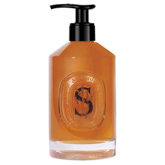 Diptyque jabon liquido para manos, vertido de la botella, suave con la piel y aroma refinado.