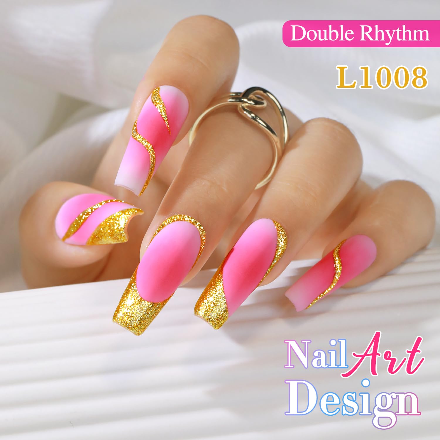 Arte de uñas con brillo metálico dorado de Double Rhythm.