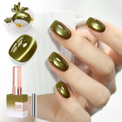 Esmalte ojo de gato Double Rhythm verde salvia en bote, acabado translúcido.