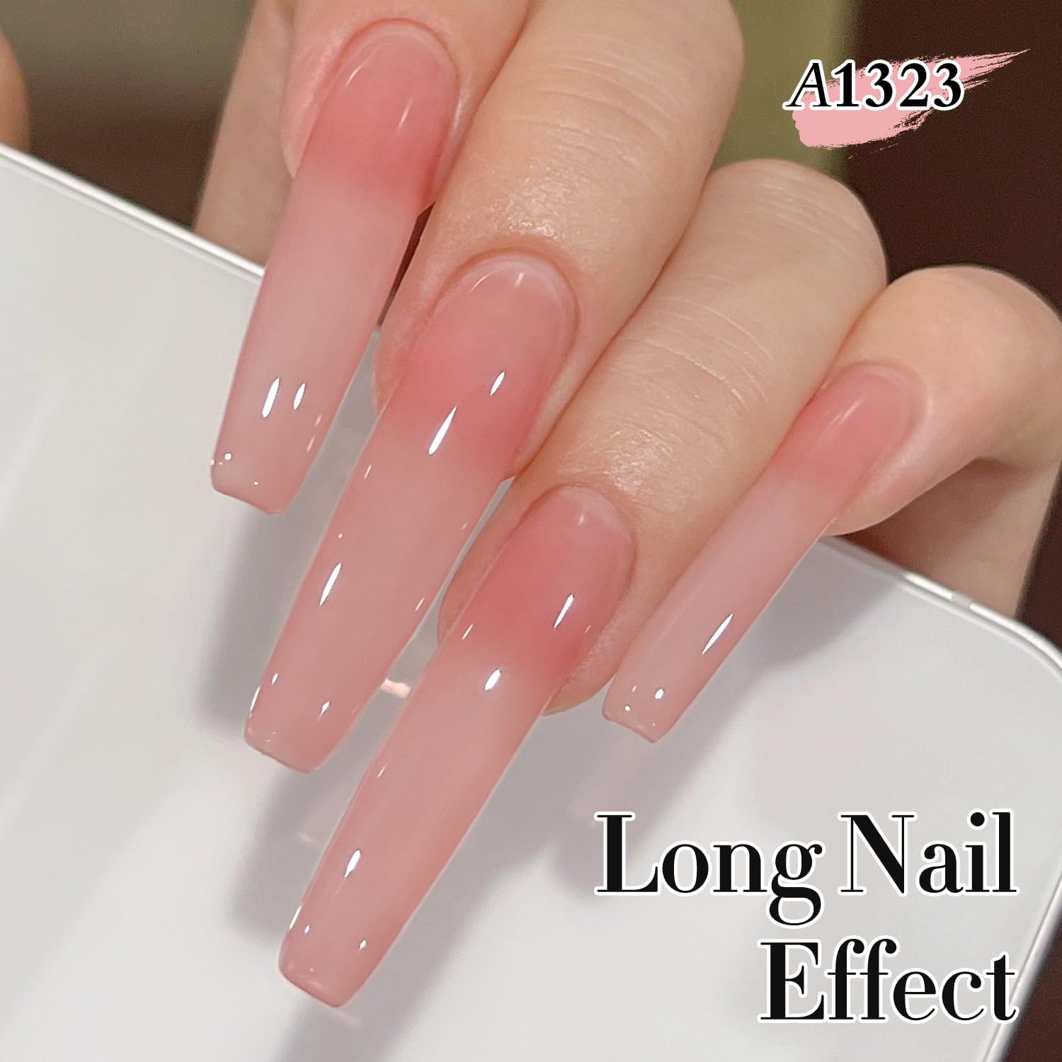 Double Rhythm gel rosado translúcido en uñas para un efecto translúcido elegante.