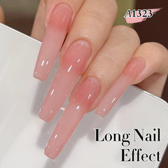 Double Rhythm gel rosado translúcido en uñas para un efecto translúcido elegante.