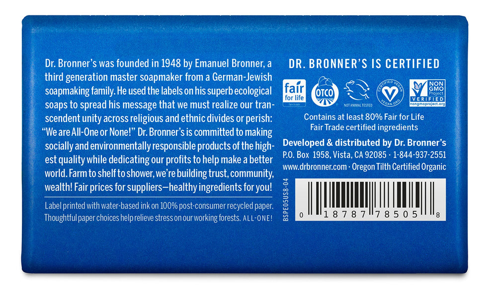 Dr. Bronner's jabón en barra de menta junto a envase reciclado, opción sostenible.