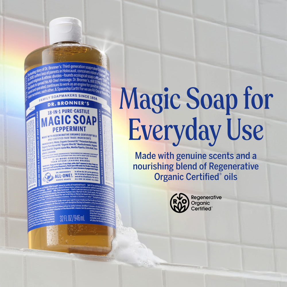 Espuma densa de Dr. Bronner’s Puro-Castile Menta para lavado suave.