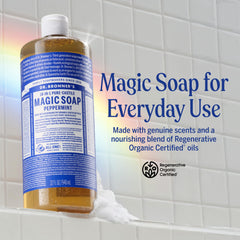 Espuma densa de Dr. Bronner’s Puro-Castile Menta para lavado suave.
