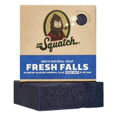 Dr. Squatch Fresh Falls: barra de jabón frente a la ducha, aroma fresco y limpio.