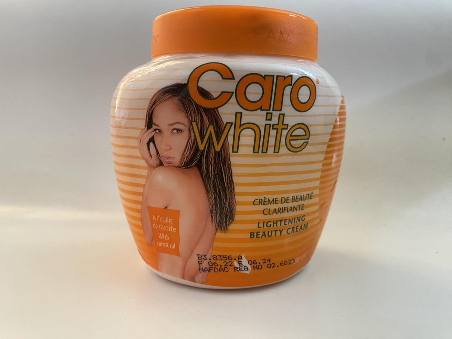 Crema Dream Cosmetics, frasco de 500 ml, para hidratación suave y bienestar de la piel.