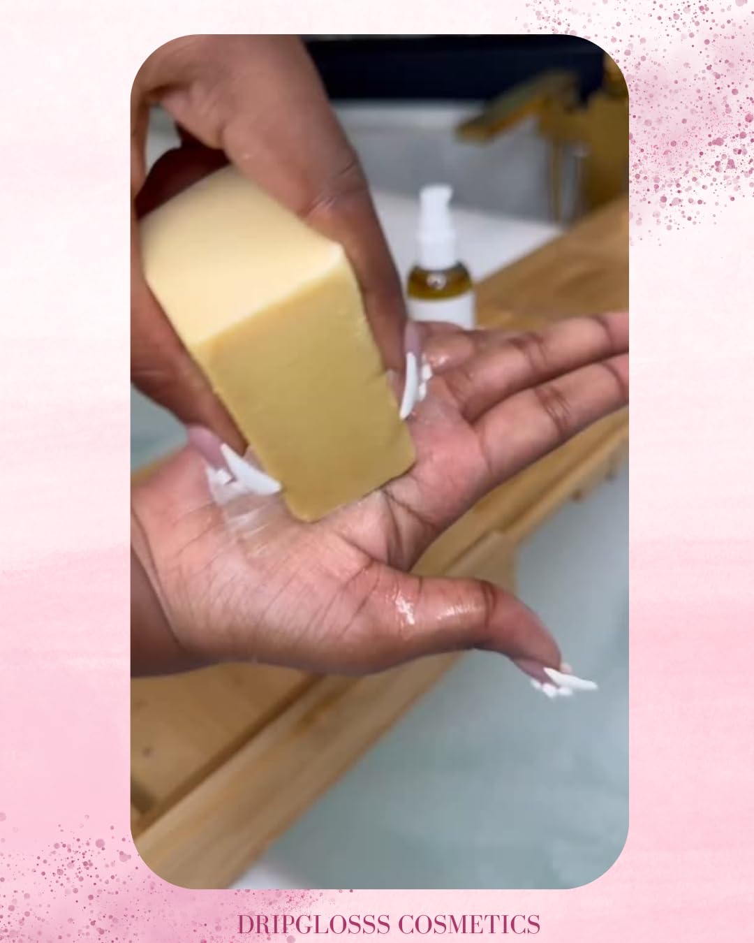 Dripglosss Turmeric Beauty Bar acabado dorado en la piel.