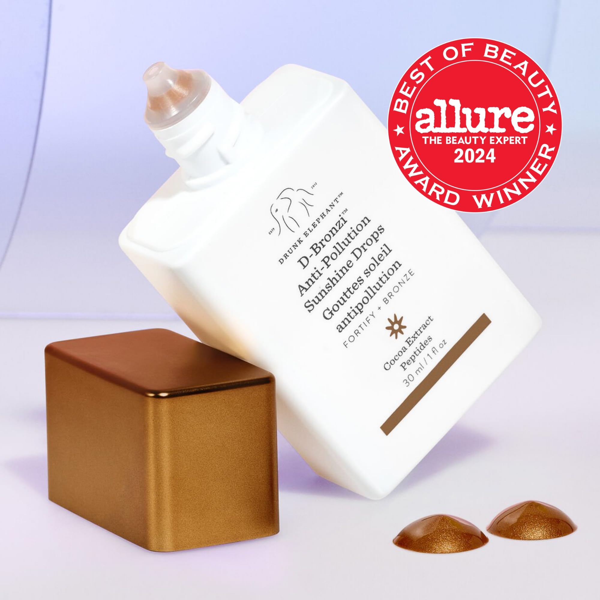 Aplicación de Drunk Elephant D-Bronzi Drops para un glow natural.