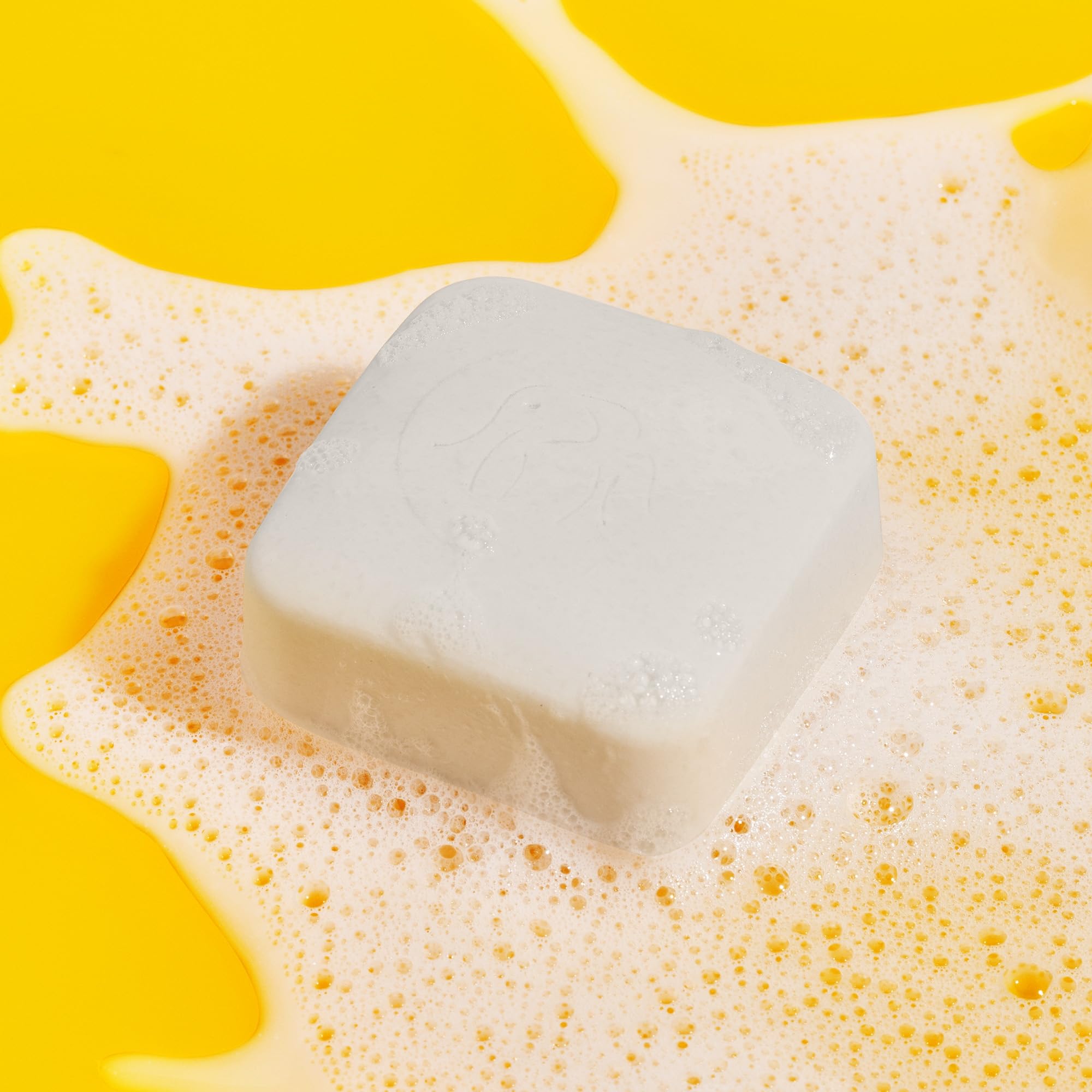 Textura cremosa de la barra, hidratación suave con marula.