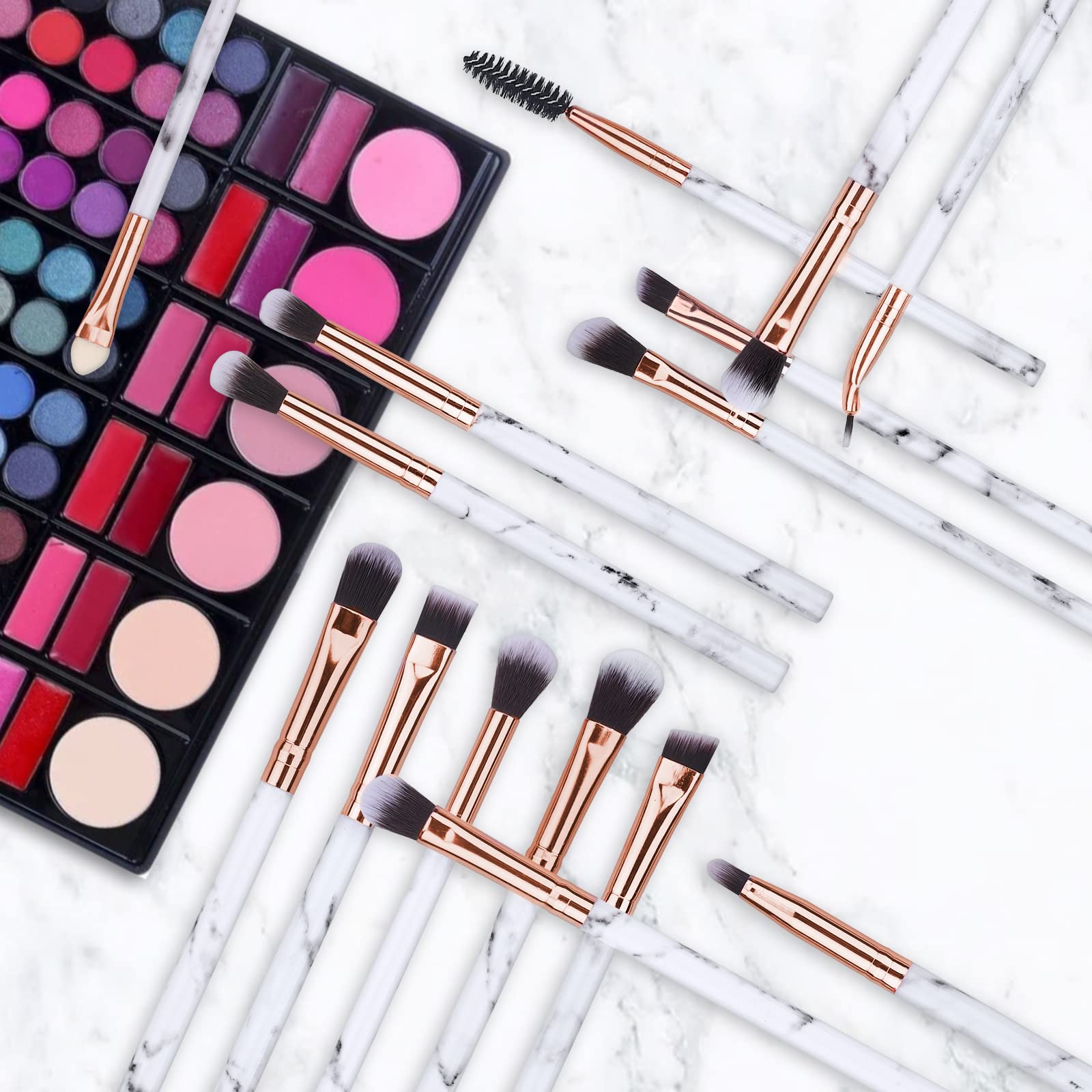 Brocha difuminadora DUAIU para mezclar sombras con fluidez.