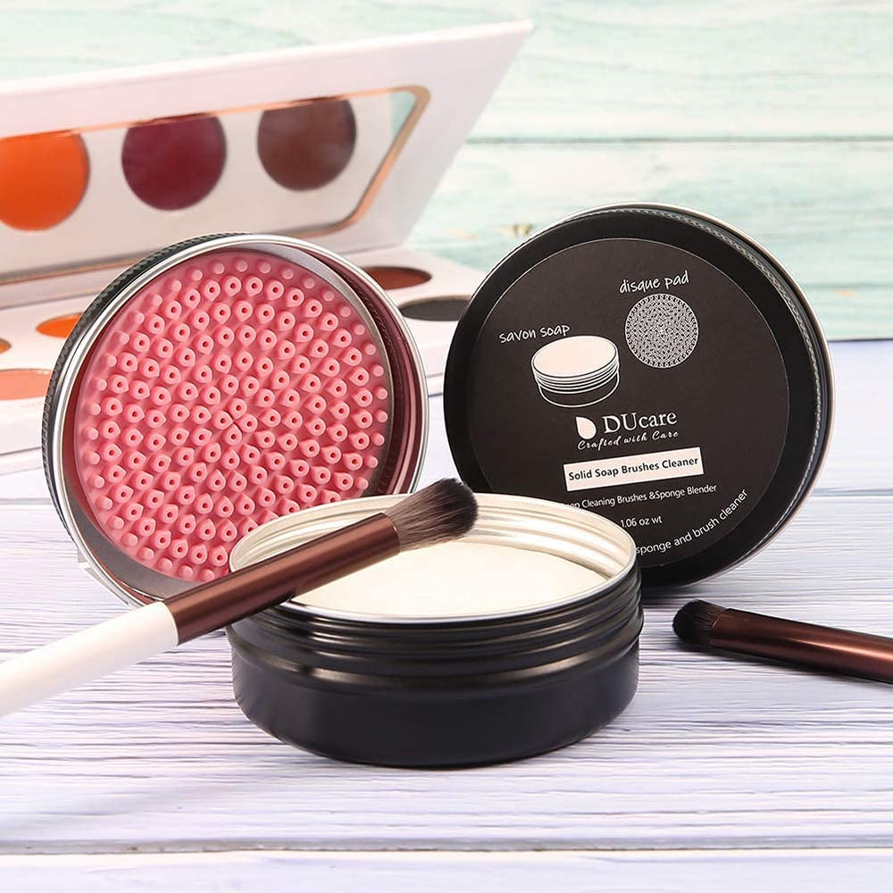 DUcare fórmula efectiva: elimina residuos de maquillaje de brochas y esponjas.