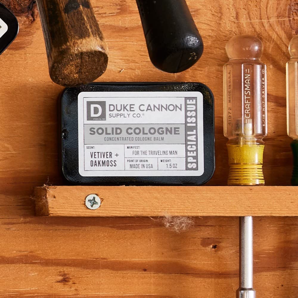 Escena exterior con Duke Cannon: aroma fresco en entorno natural