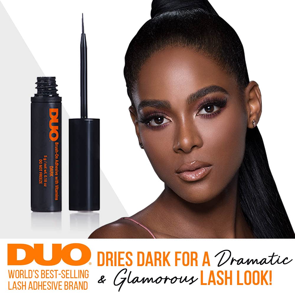DUO adhesivo tono oscuro se mezcla con pestañas falsas para un look natural.