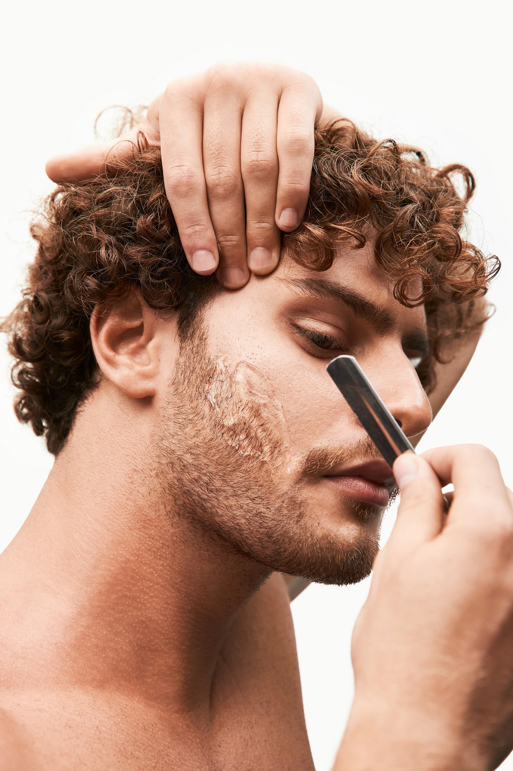 E Elegance unisex shaving formula suitable for all skin types during shave.
