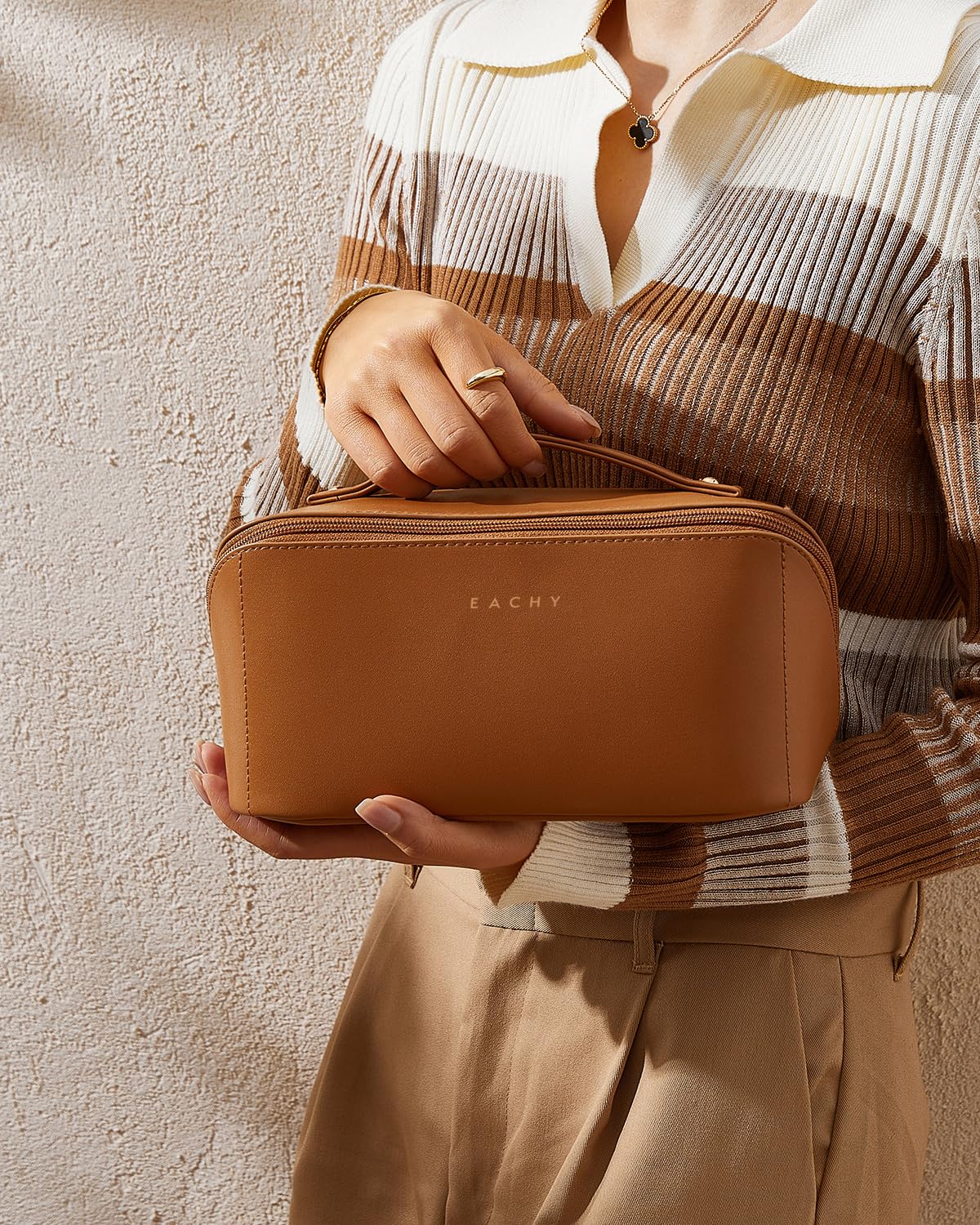 Eachy trousse-maquillage avec doublure polyester protection durable et entretien facile.