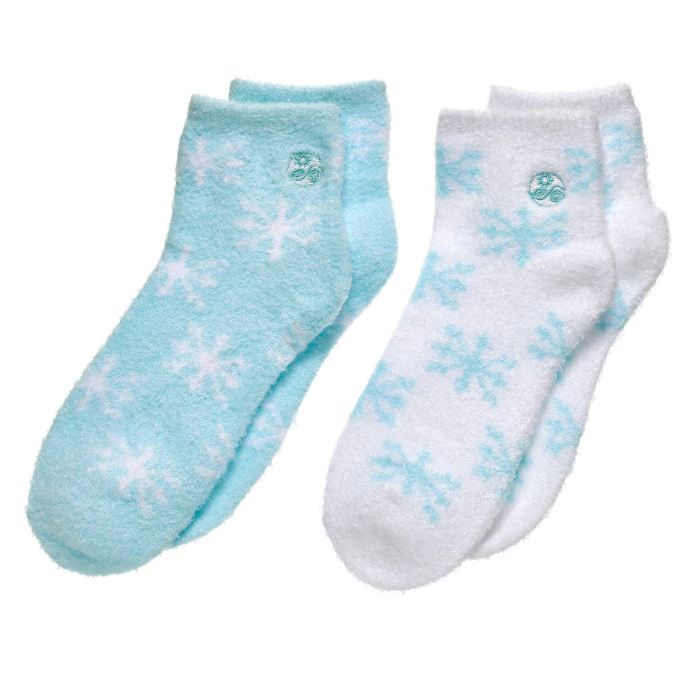 Earth Therapeutics Thera-Soft Aloe calcetines puestos en pie, hidratacion suave en accion.