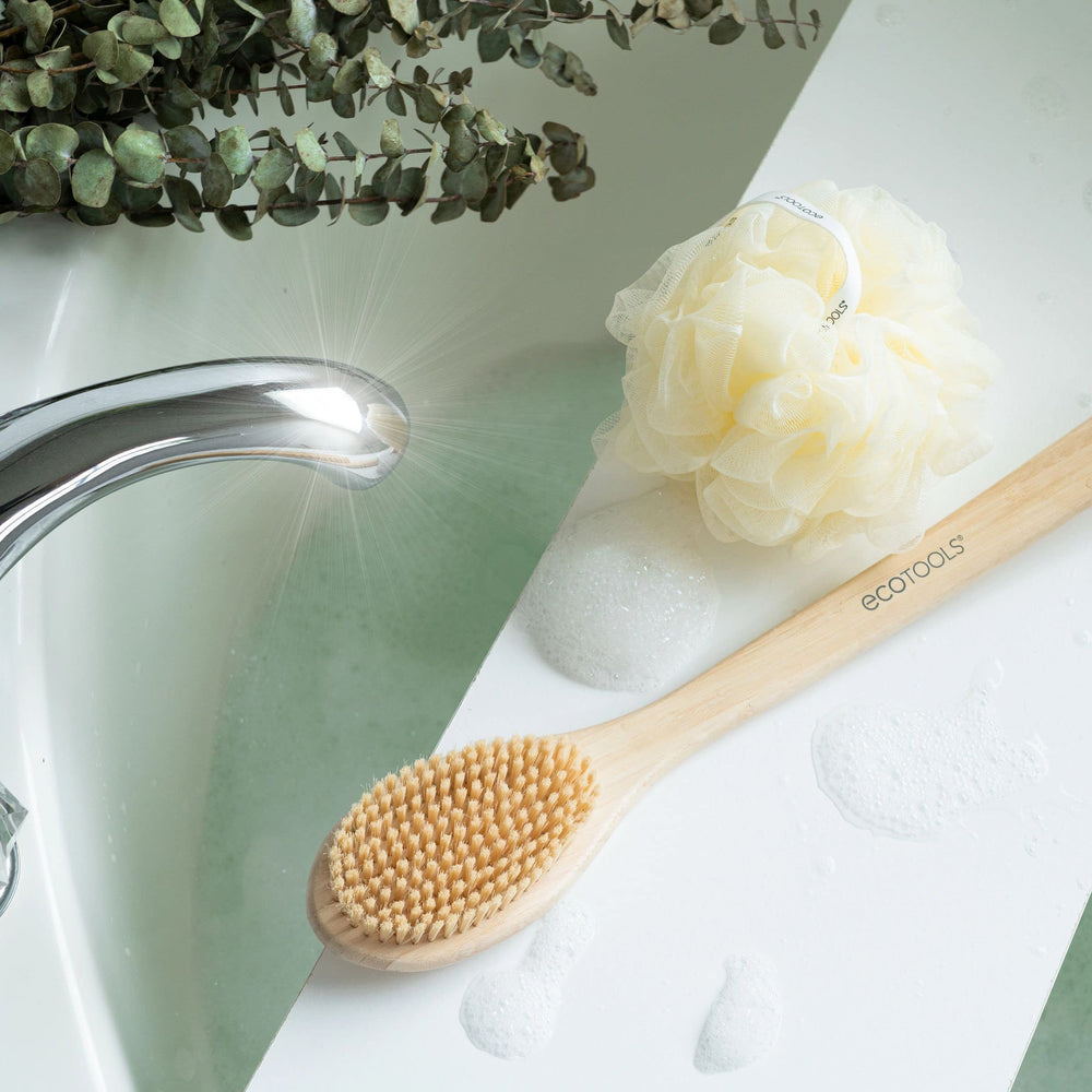 EcoTools limpieza-circular masajea en movimientos circulares para exfoliar suavemente.