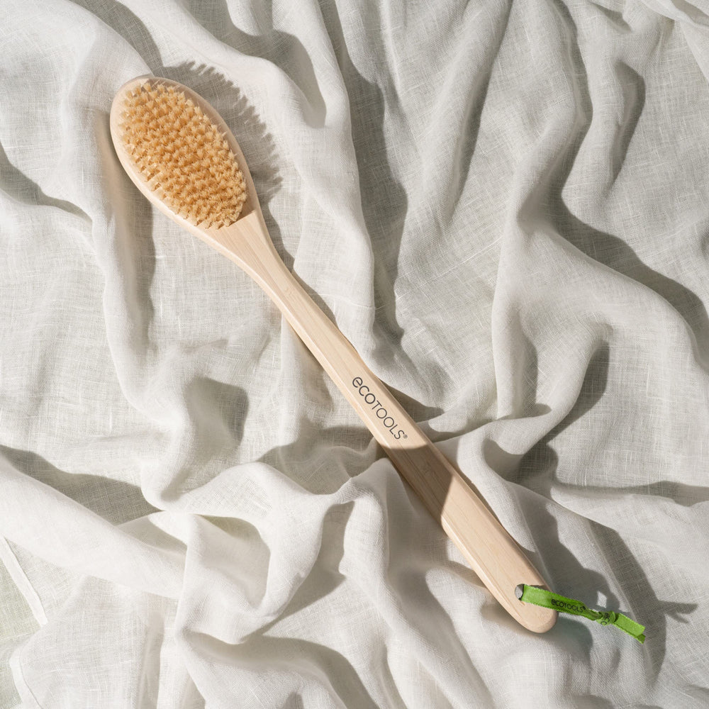 EcoTools uso-con-jabon-crema permite exfoliar con el producto favorito.