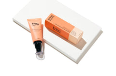 aplicación suave de crema de manos Eight Saints para manos secas