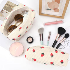 Bolsa EIMMBD de maquillaje mediana beige con fresa, perfecta para viajes cortos.