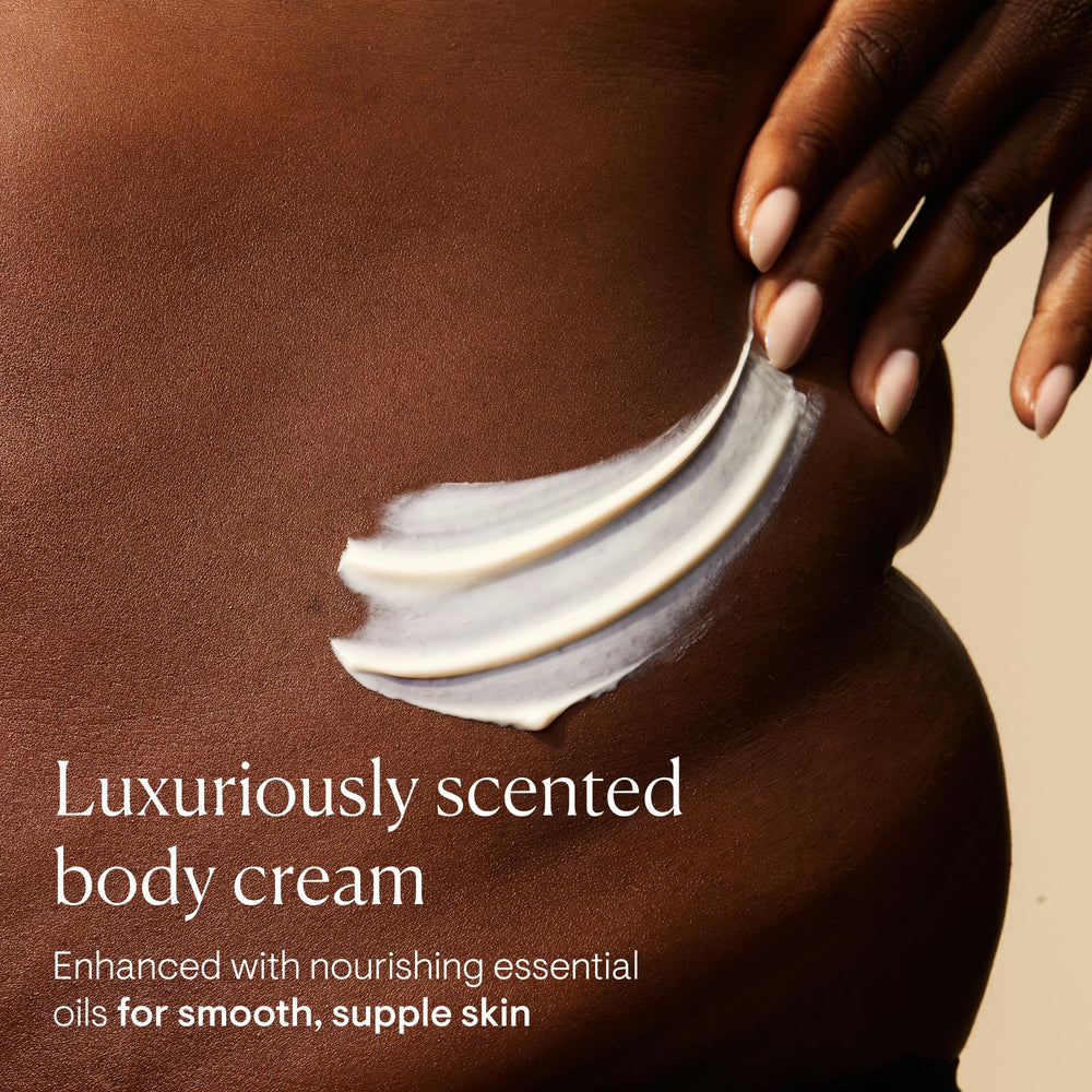 Elemis Frangipani Monoi, textura cremosa que se desliza y nutre la piel.