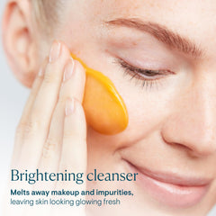 Aplicación suave de ELEMIS Superfood AHA Glow para desmaquillar rostro