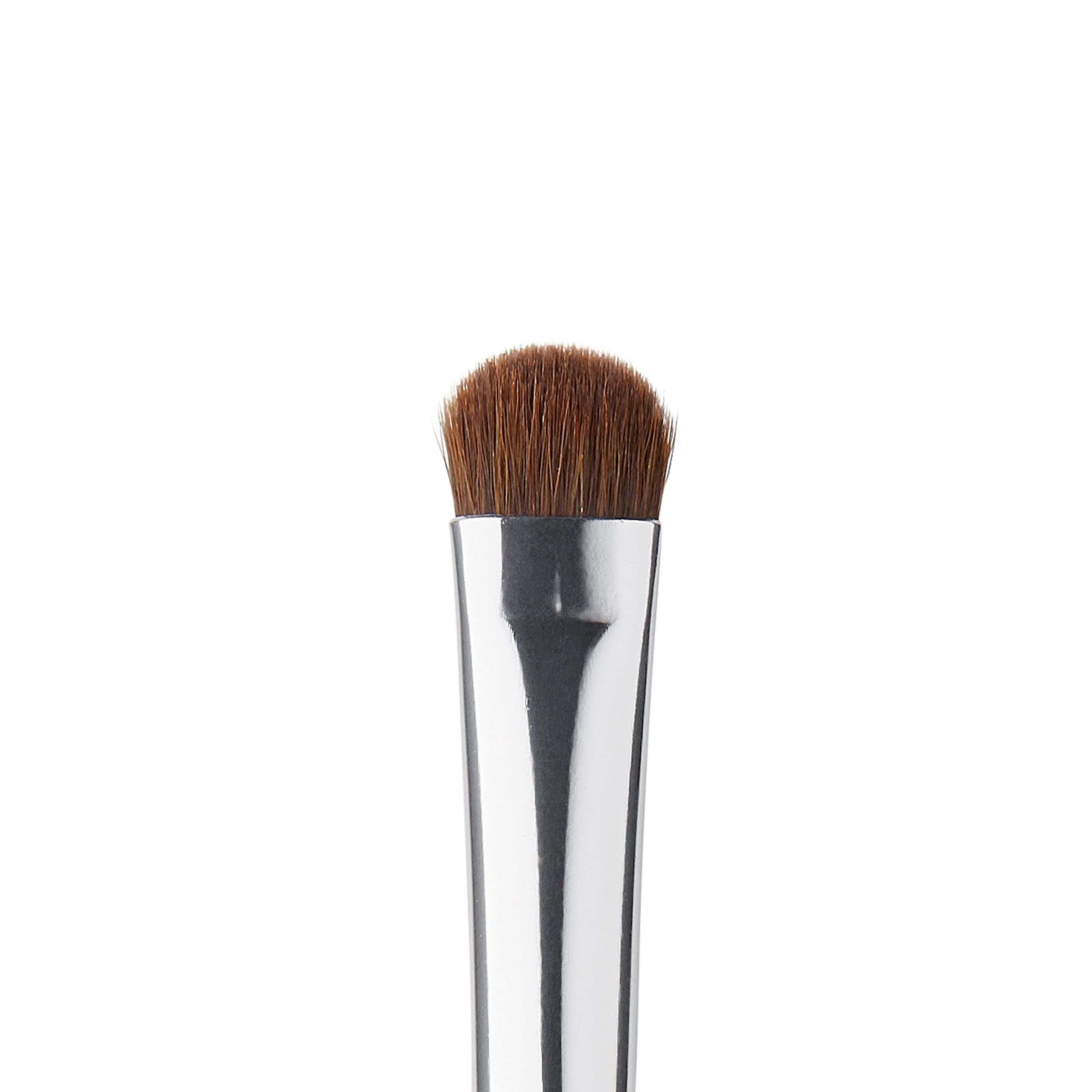 e.l.f. brocha para sombras con absorción precisa y color duradero.