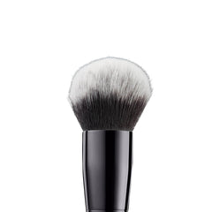 Brocha e.l.f. Buffing Foundation Brush, mango ergonómico, facilita un uso cómodo durante la aplicación.