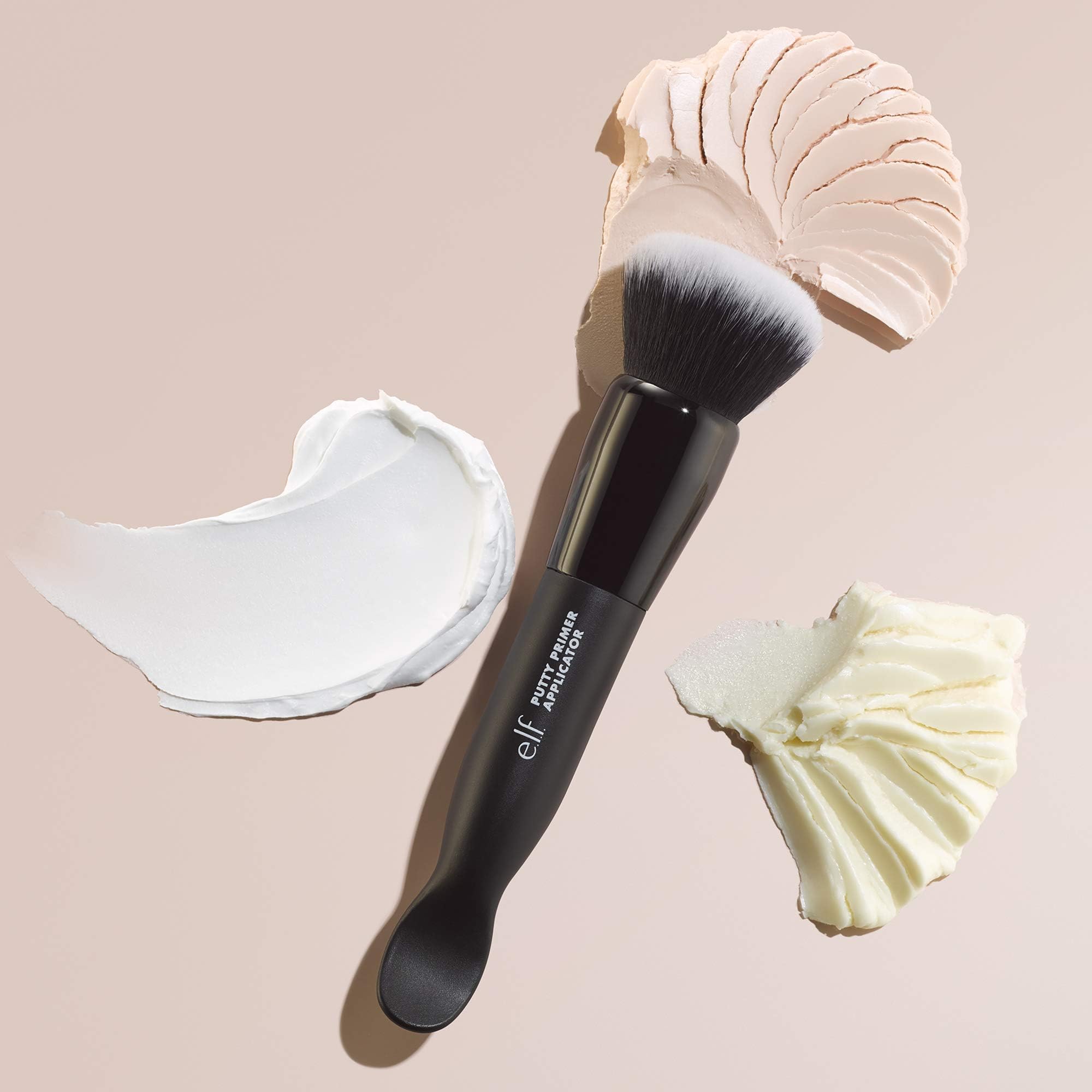 e.l.f. Putty Primer Brush: la brocha densa difumina el producto para un acabado suave.