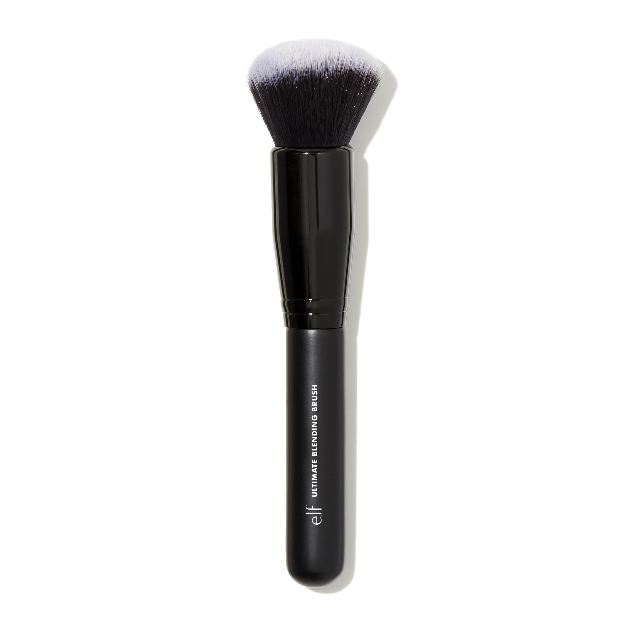 Brocha e.l.f. Ultimate Blending con cabeza domo para cobertura uniforme y suave.