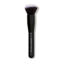 Brocha e.l.f. Ultimate Blending con cabeza domo para cobertura uniforme y suave.