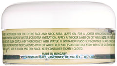 Aplicación diaria de Eminence Vitaskin Calm Skin para piel equilibrada.