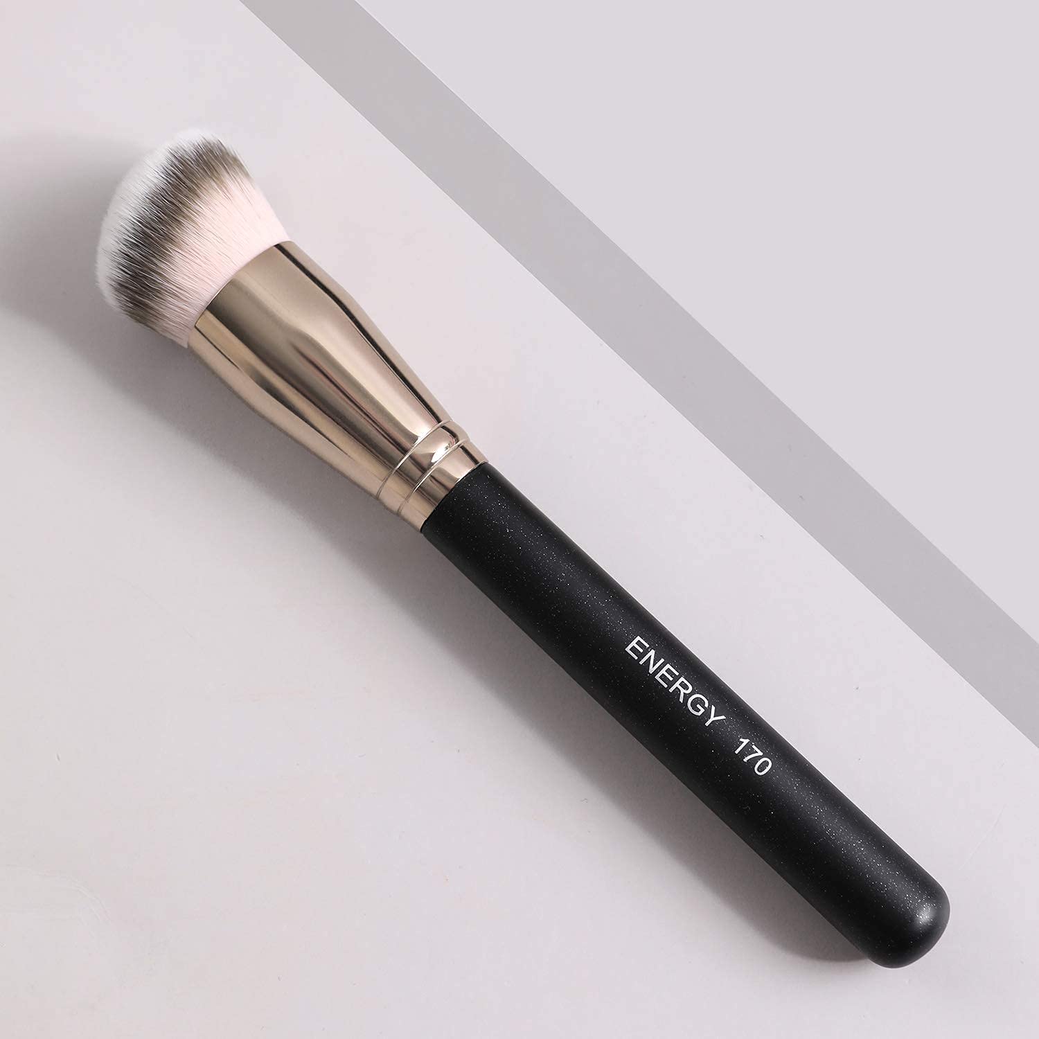 Resultado natural con ENERGY Foundation Brush 170 para piel suave y definida.