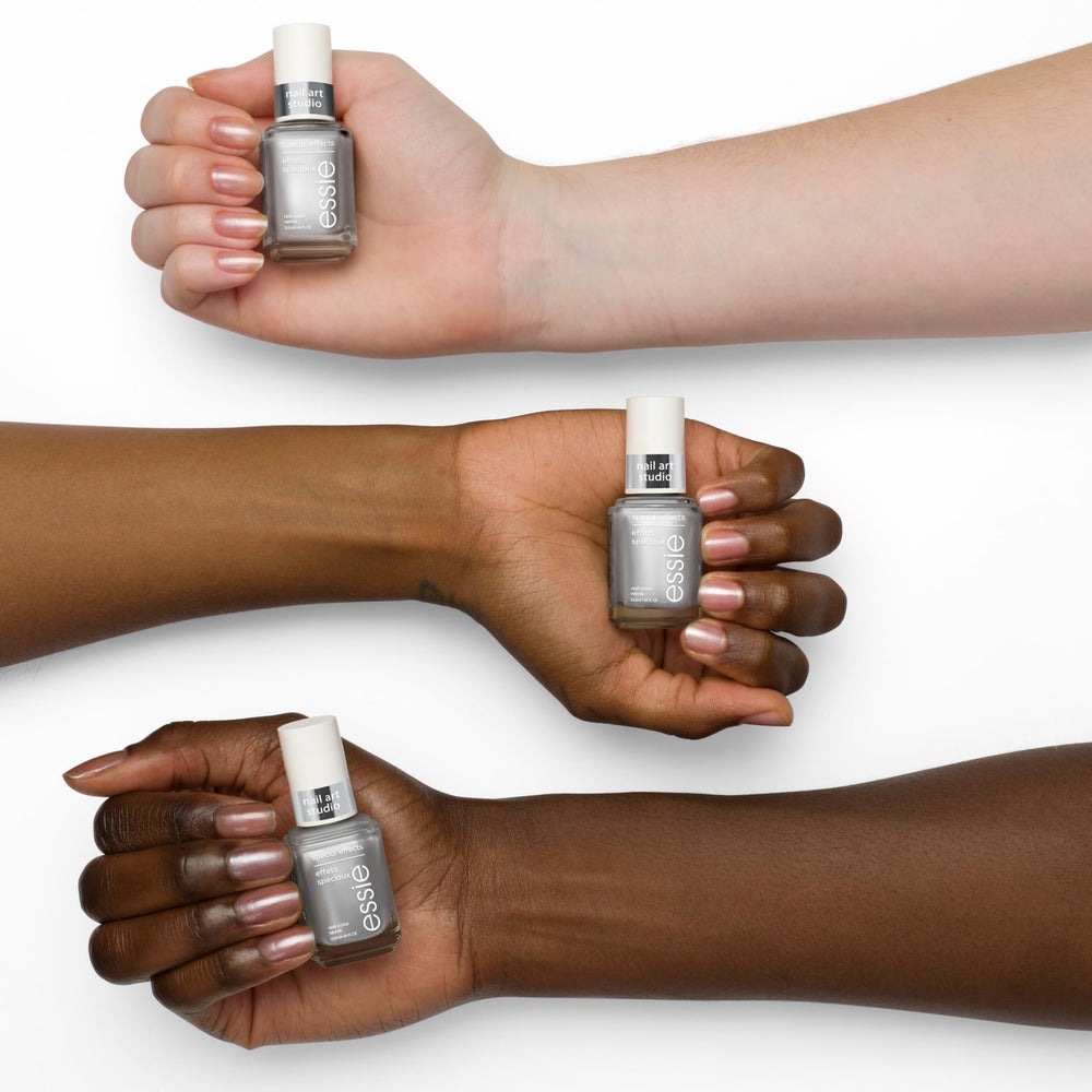 Cosmic Chrome de Essie: acabado plateado cromado, ideal para capas que intensifican el color