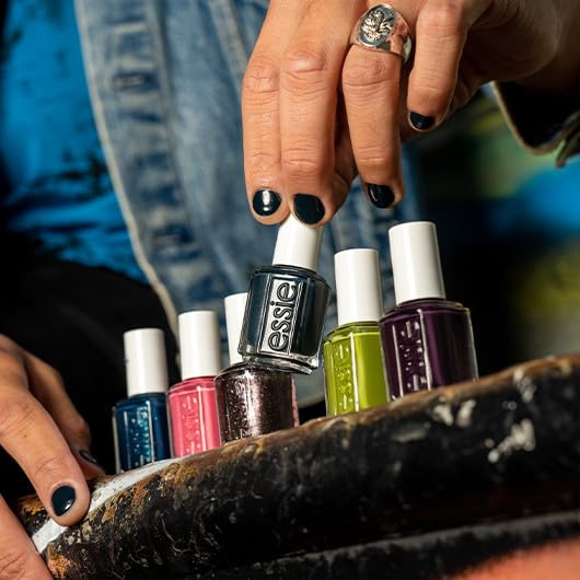 Aplicación paso a paso con base, color y capa superior de essie en morado